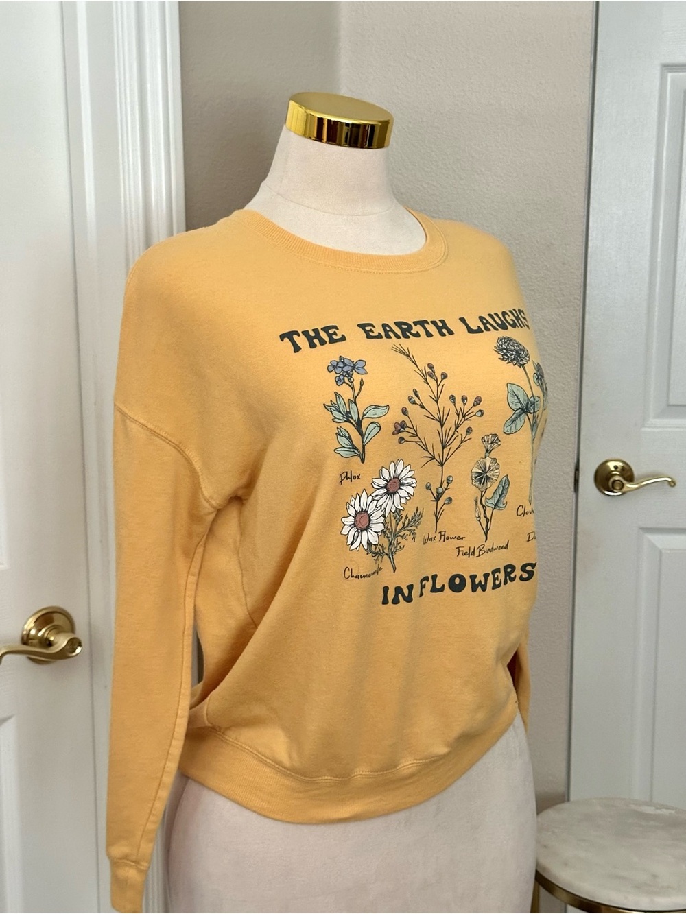 Zoe + Liv Yellow Floral Graphic Sweatshirt -The Earth Laughs in Flowers Sz Small